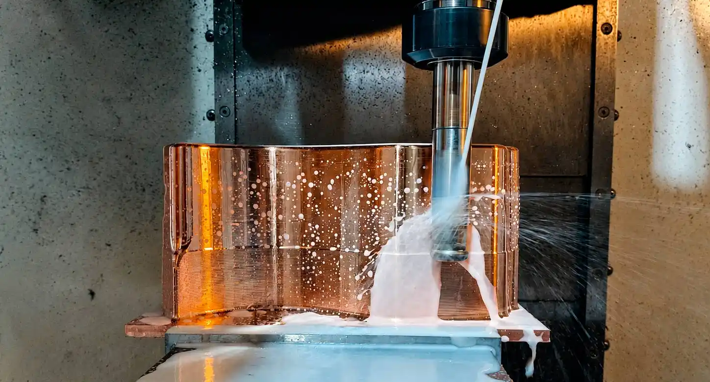Proceso de maquinado CNC de un componente industrial